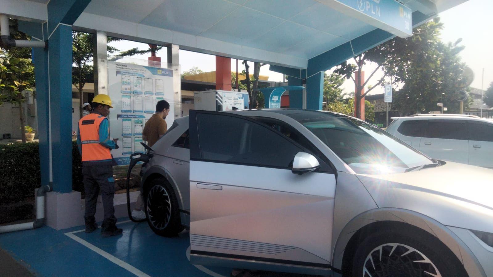 mobil-listrik-sedang-mengisi-di-spklu-pln.jpg