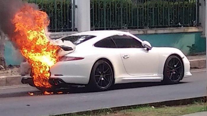 mobil-mewah-terbakar.jpg
