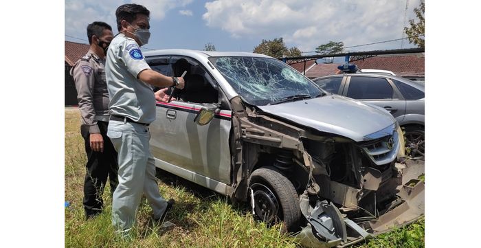 mobil-minibus-yang-terlibat-kecelakaan-di-kabupaten-garut-selasa-3182021.jpg