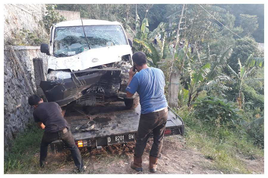 Sopir Tak Bisa Kendalikan Kendaraan, Mobil Box Terjun Bebas Hantam Rumah