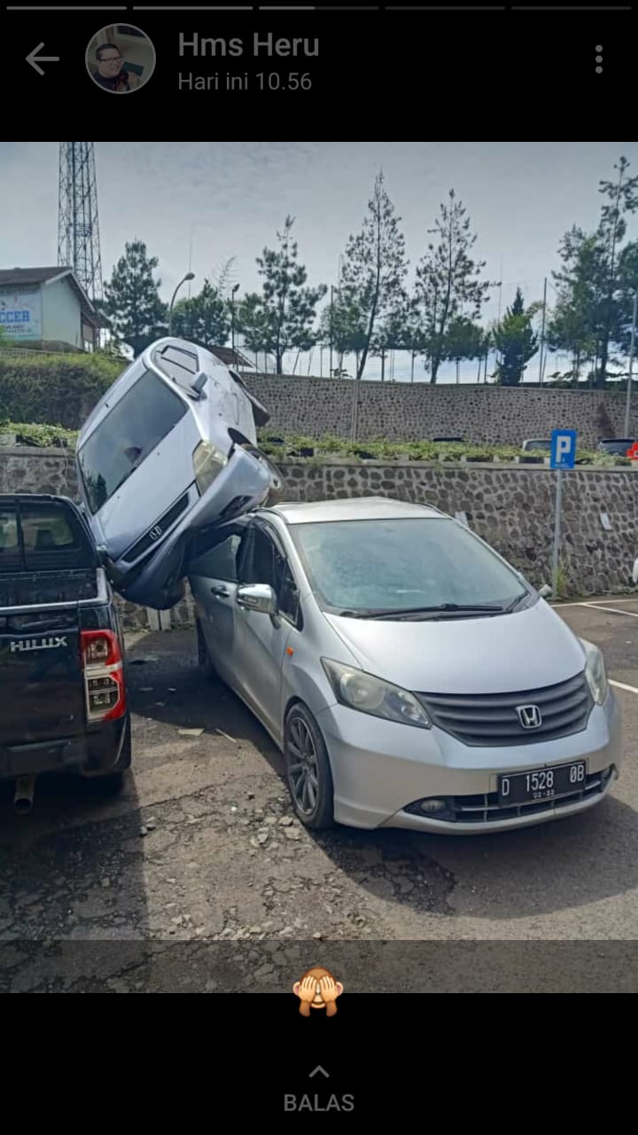 Mobil Pengunjung Pemda KBB Terjun dari Parkiran, Menimpa Mobil Milik Kasubag Dokumentasi