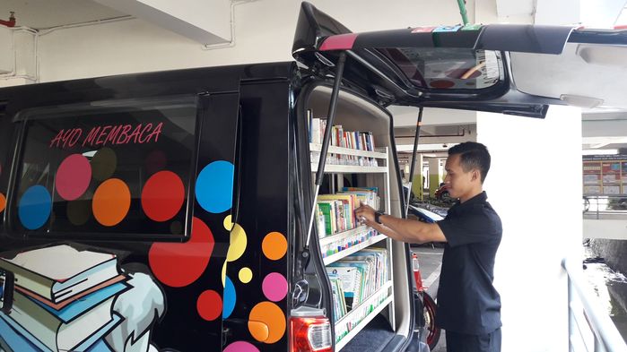 mobil-perpustakaan-keliling-sedang-dirapikan-petugas-dispusip-kota-bandung_20171028_174209.jpg