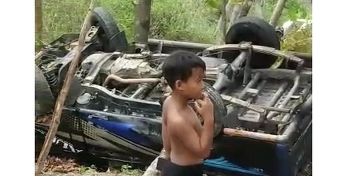 mobil-pikap-bermuatanmaterial-batu-termasuk-setelah-diduga-tak-kuat-melaju.jpg