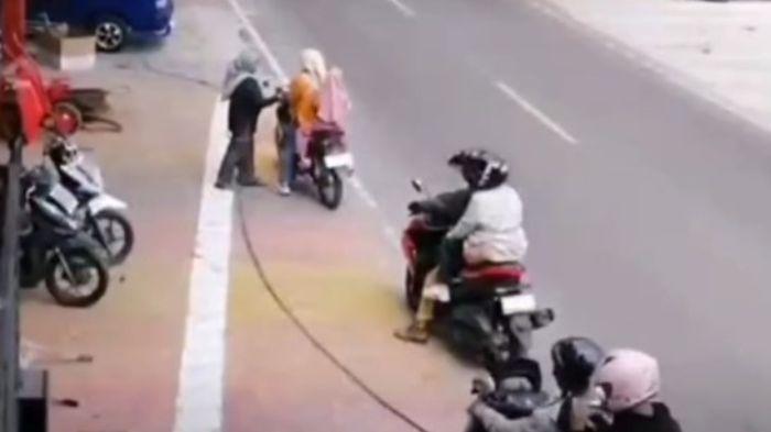 mobil-seruduk-motor-cidaun-cianjur-minggu-1522026.jpg