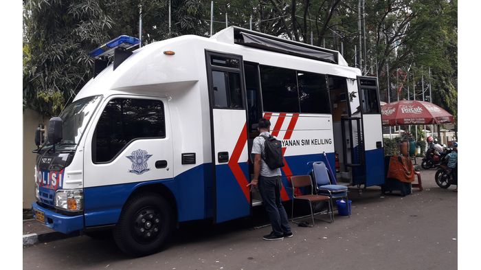 mobil-sim-keliling-polres-cimahi_20171121_092126.jpg