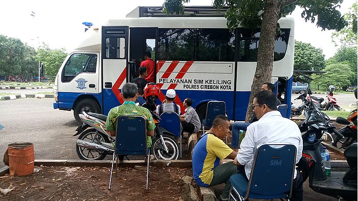 mobil-sim-keliling-polres-cirebon-kota-di-kompleks-stadion-bima.jpg