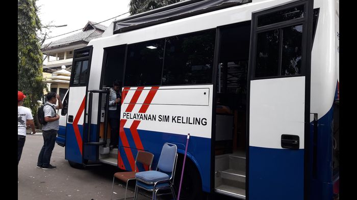mobil-sim-keliling-pores-cimahi-di-alun-alun-kota-cimahi-senin-30102017_20171030_155754.jpg