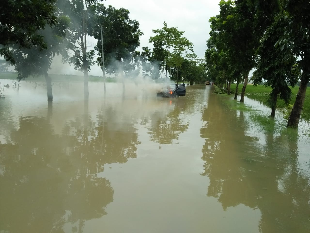 mobil-terbakar-terobos-banjir.jpg