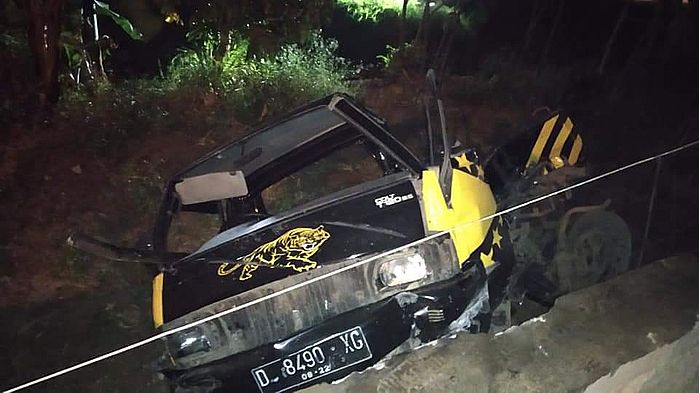 Mobil Nyangkut di Rel Pintu Perlintasan Rancaekek, Lalu Dihantam Kereta Api Terseret 10 Meter