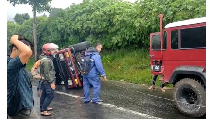 Tak Kuat Menanjak di Tanjakan Naga Lembang, Satu Unit Mobil Terguling