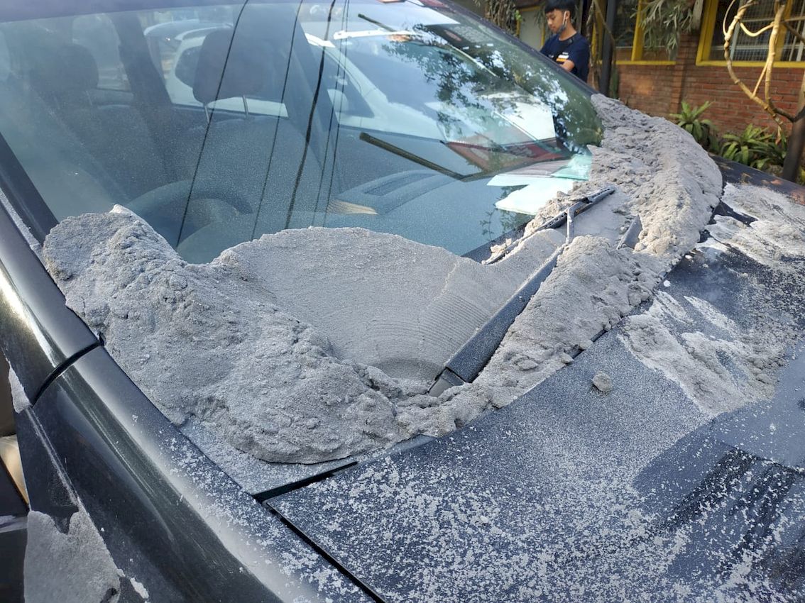 mobil-tertutup-abu-semburan-erupsi-gunung-tangkuban-parahu.jpg