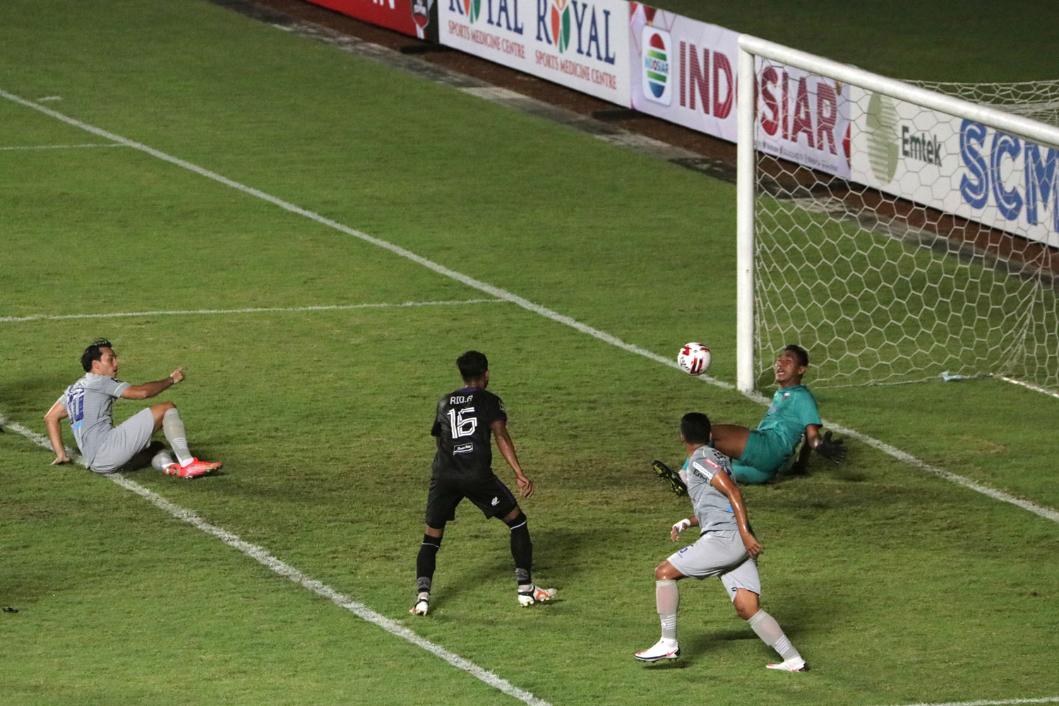 momen-ezra-cetak-gol.jpg