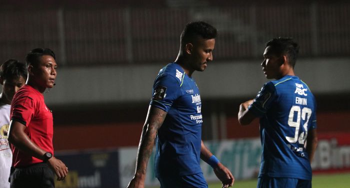 momen-saat-wasit-mengusir-wander-luiz-dari-arena-pertandingan-persib-bandung-versus-persebaya.jpg