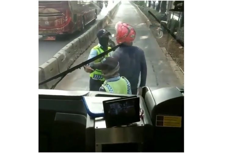 Viral Pengendara Motor Melintas Jalur Busway, Ditegur Petugas Malah Marah, Ini Kata Transjakarta