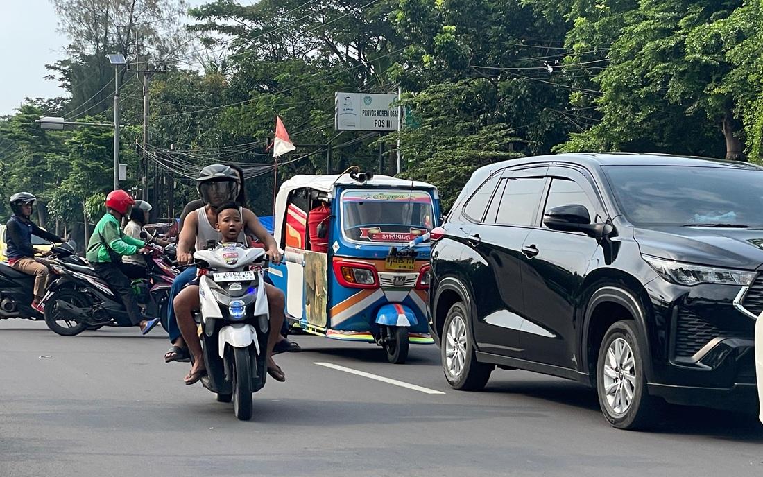 mudik-unik-mudik-naik-bajaj-lewat-cirebon.jpg