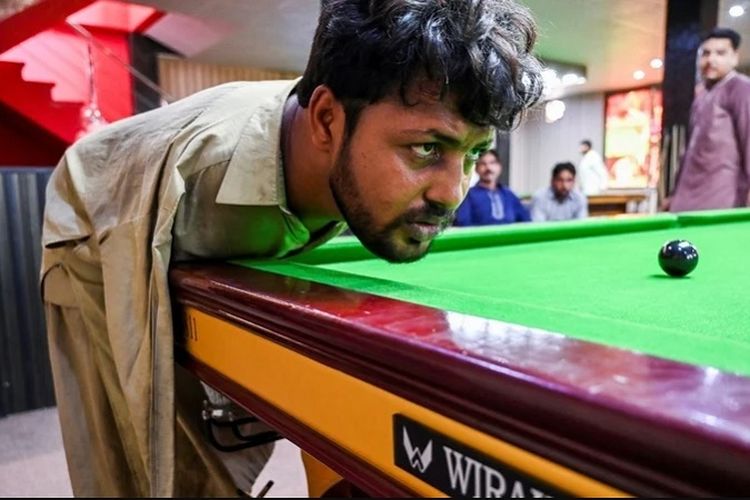 Meski Tak Punya Tangan Sejak Lahir, Pemuda Asal Pakistan Ini Mahir Bermain Biliar
