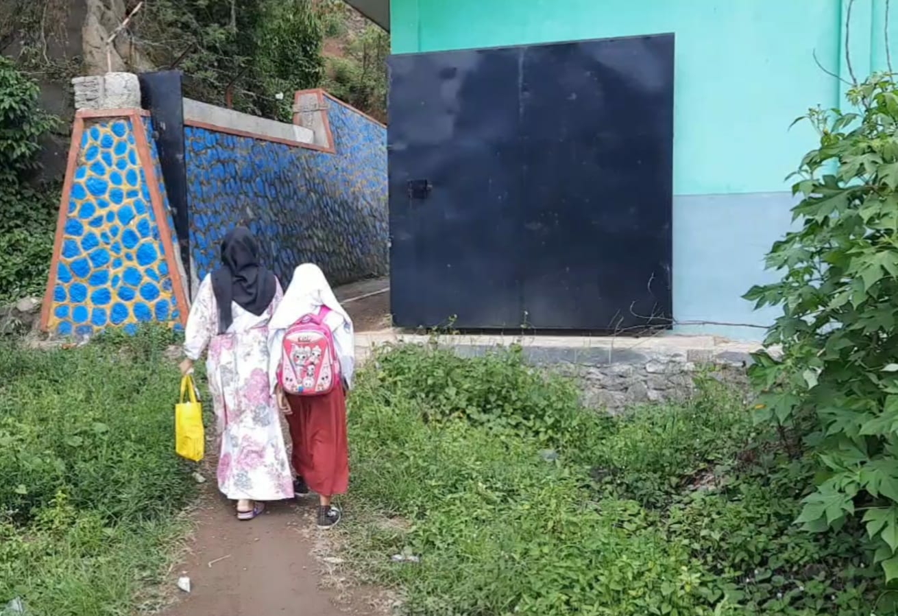 murid-diantar-ibunya-masuk-gedung-sdn-2-tugujaya-melalui-jalan-belakang.jpg