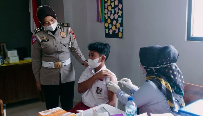 murid-sd-saat-disuntik-vaksin-covid-19-yang.jpg