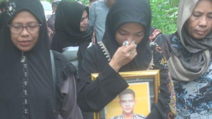mutiah-mendekat-erat-foto-almarhum-suaminya-bripka-afrizal.jpg