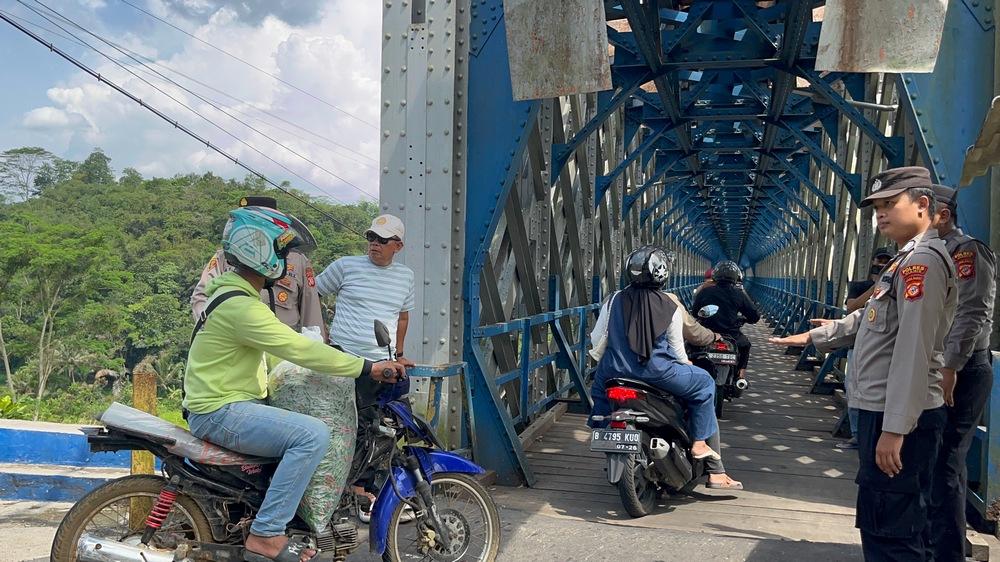 n-oleh-warga-di-Jembatan-Cirahong-yang-menghubun.jpg