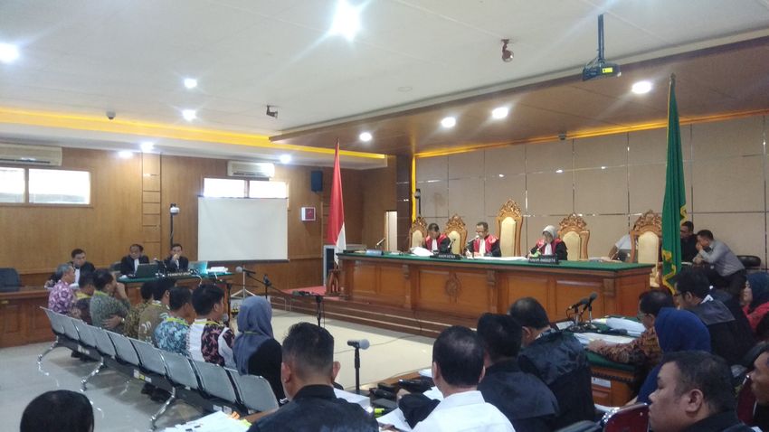 neneng-hasanah-yasin-sidang-di-pengadilan-tipikor-bandung.jpg