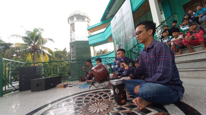 Ngabuburit Asyik di Masjid Agung Palabuhanratu, Menunggu Azan Magrib Sambil Bermain Marawis