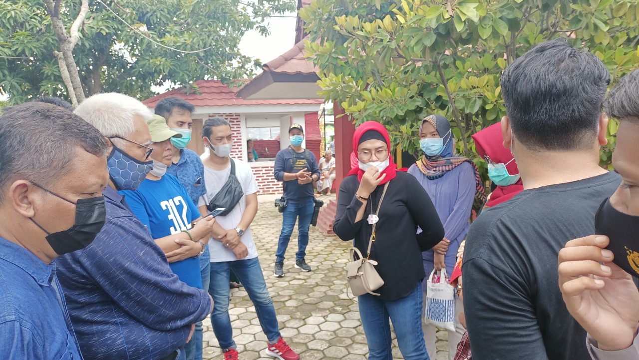 nina-agustina-dai-bachtiar-saat-meninjau-lokasi-situs-makam-raden-bagus-aria-wiralodra.jpg