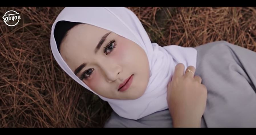 nissa-sabyan-dalam-video-clip-lagu-ya-maulana.jpg
