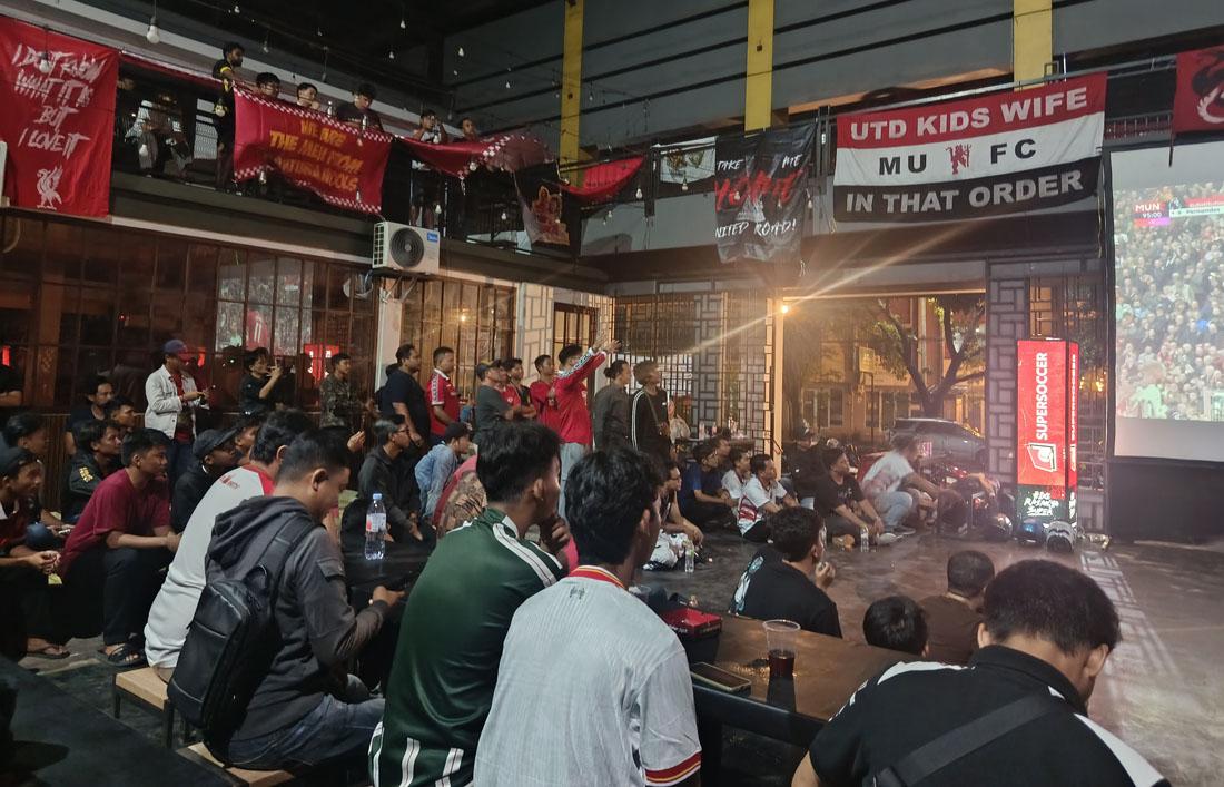 Ratusan Suporter Padati Himas Coffee Cirebon, Saksikan Kemenangan Dramatis MU atas Liverpool