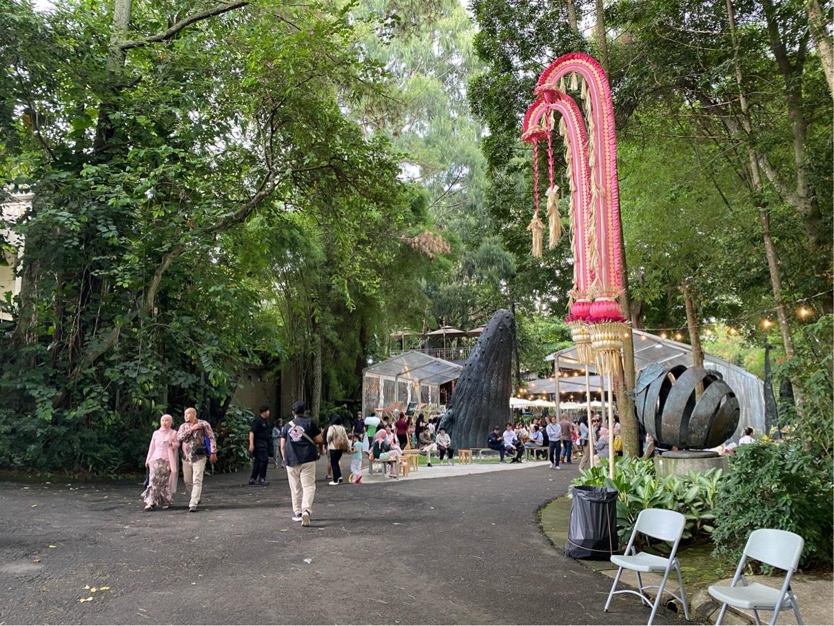 Aroma Dupa & Penjor Menjulang: Sensasi Ubud Hadir di NuArt Sculpture Park Lewat Kolaborasi Seni