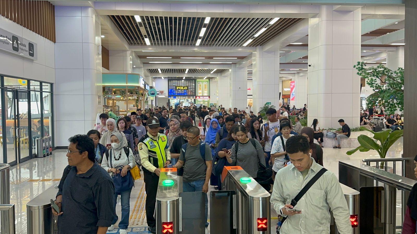numpang-saat-mengantre-di-Stasiun-Whoosh-ketika-momen-libur-panjang.jpg