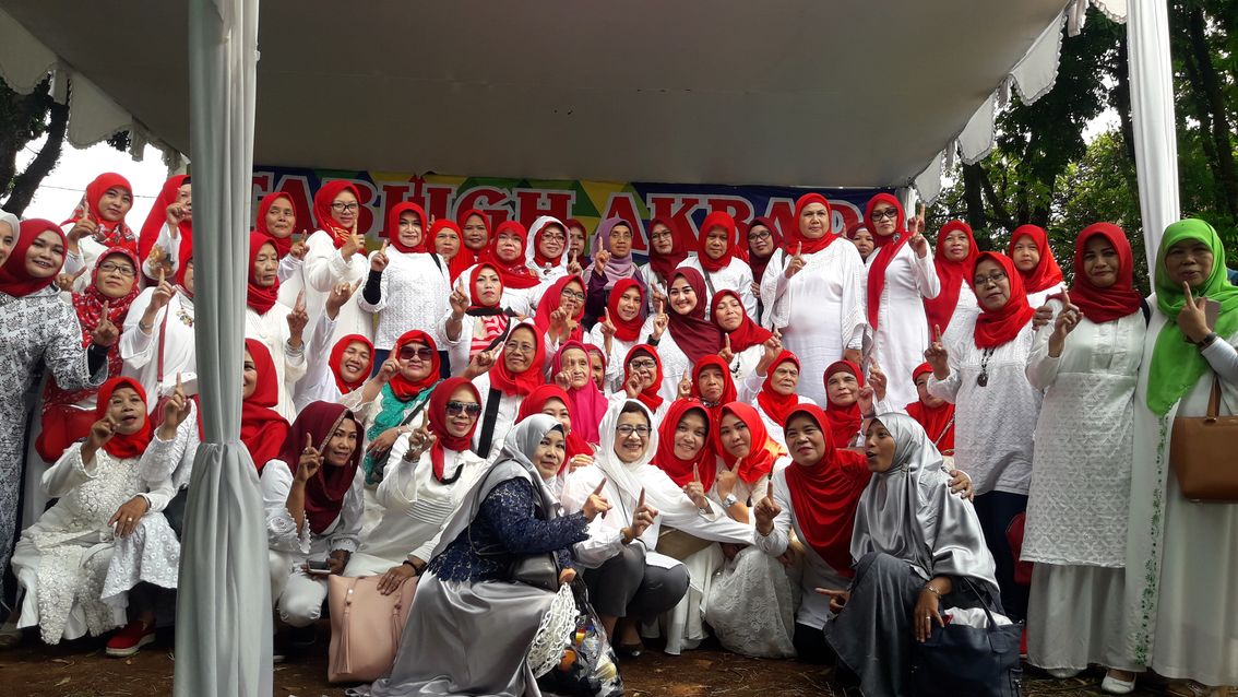 nurul-arifin-berfoto-bersama-di-lapangan-lodaya_20180419_132938.jpg