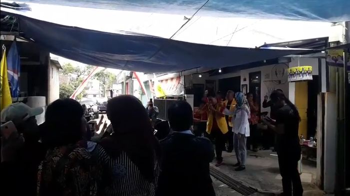 nurul-arifin-naik-panggung-ikut-menyanyi_20180411_153516.jpg