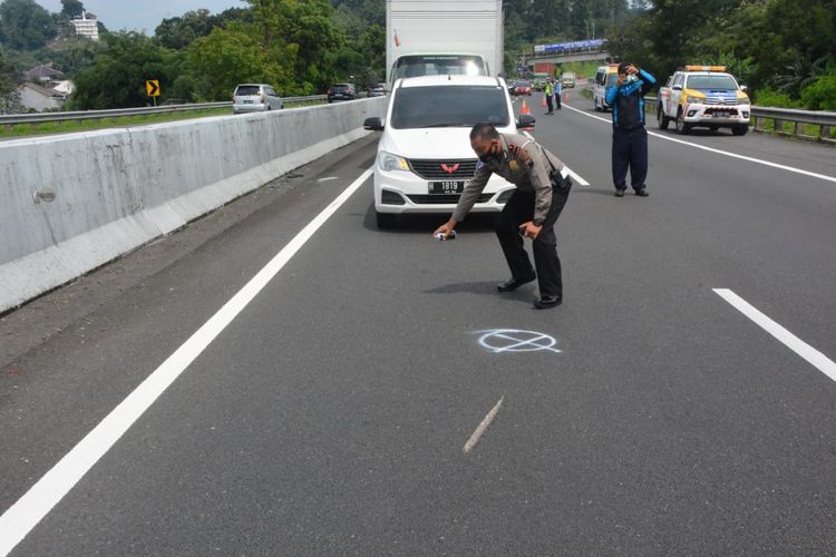 olah-tkp-di-jalan-tol-semarang-solo-km-428.jpg
