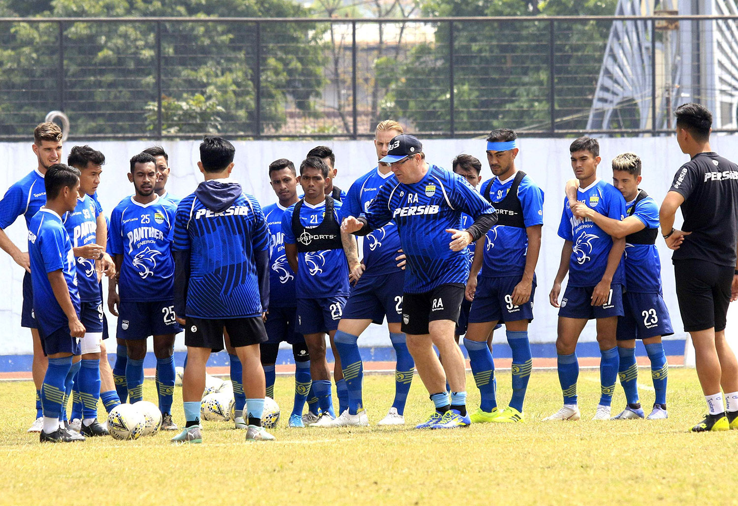 omid-nazari-latihan-jelang-lawan-semen-padang.jpg