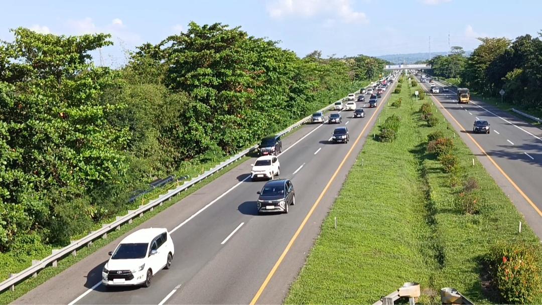 Sore Ini Masih One Way arah Jakarta di Tol Cipali, Terpantau Ramai Lancar di KM 200