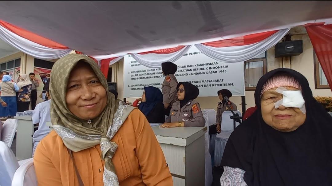 Senyum Ratih Bisa Bawa Ibunya Jalani Operasi Katarak Gratis di Polres Sukabumi