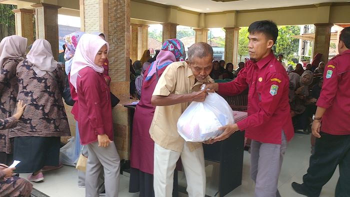 Ribuan Warga Palasah Majalengka Dapat Paket Sembako Harga Murah, Mereka Senang Merasa Terbantu