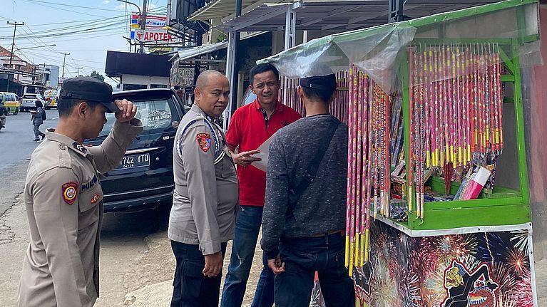NGERI! Ada Petasan dengan Daya Ledak Tinggi Dijual di Majalengka, Polsek Cikijing Lakukan Ini