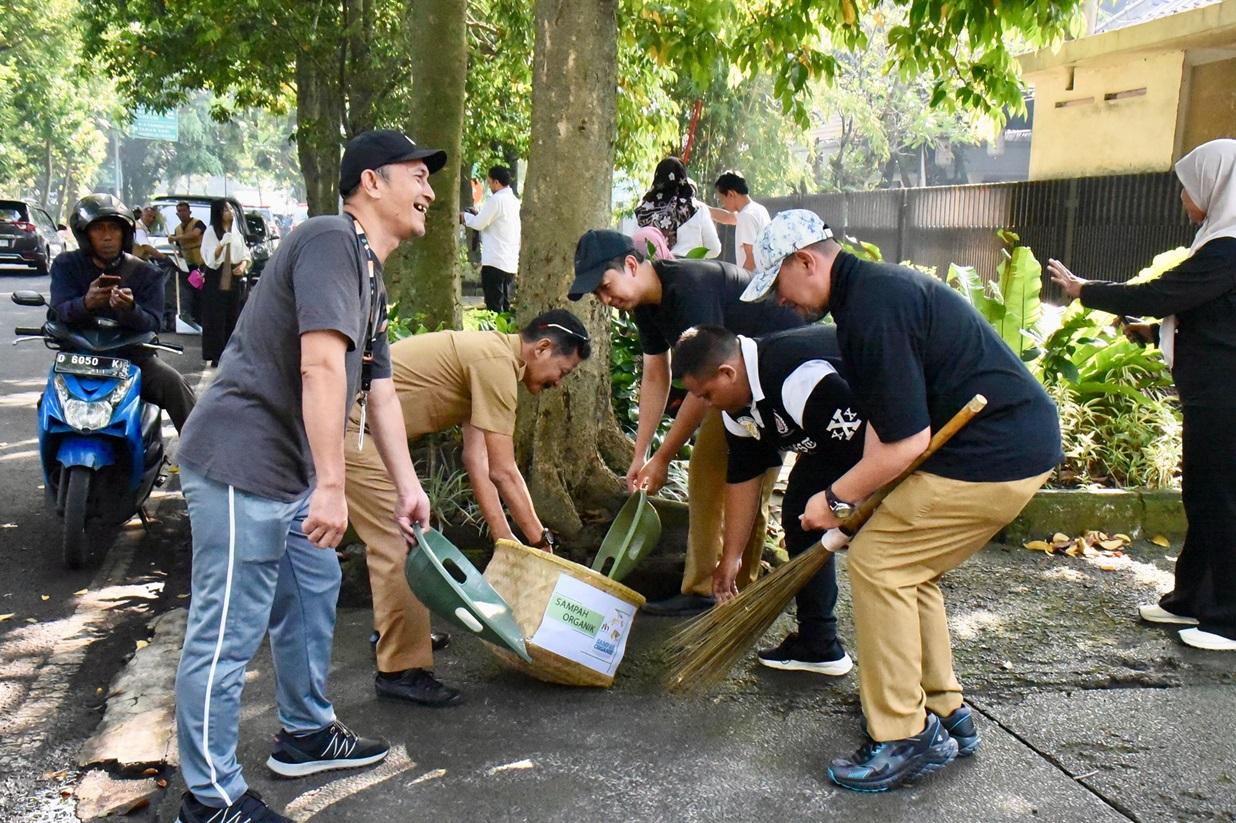 operasi-semut-atau-bersih-bersih-DPRD-Jabar.jpg