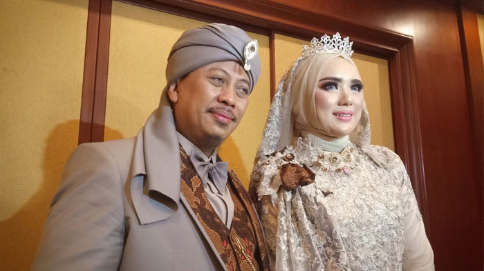 opick-dan-istri-barunya-bebi-silvana-menggelar-resepsi-pernikahan.jpg