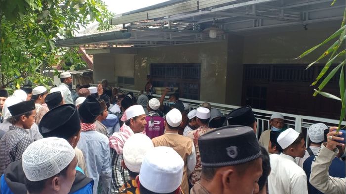 orang-berpeci-menggeruduk-rumah-ibunda-mahfud-md-madura-pamekasan.jpg