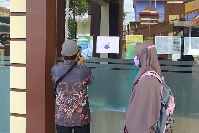 orang-tua-calon-peserta-didik-tingkat-sma-mendatangi-sman-1-majalengka.jpg