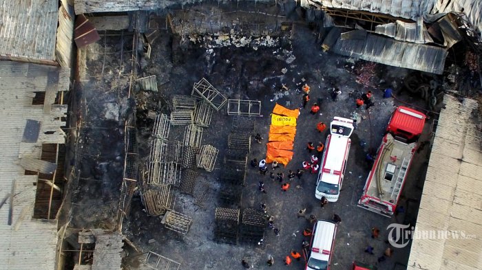 Mereka yang Selamat dari Kebakaran Pabrik Petasan setelah Melompat ke Kolam