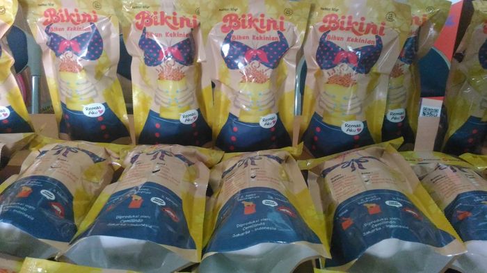 pada-kemasan-jajanan-kontroversial-bikini-ini-tidak-tertera-nama-dan-alamat-produsen_20160806_114923.jpg