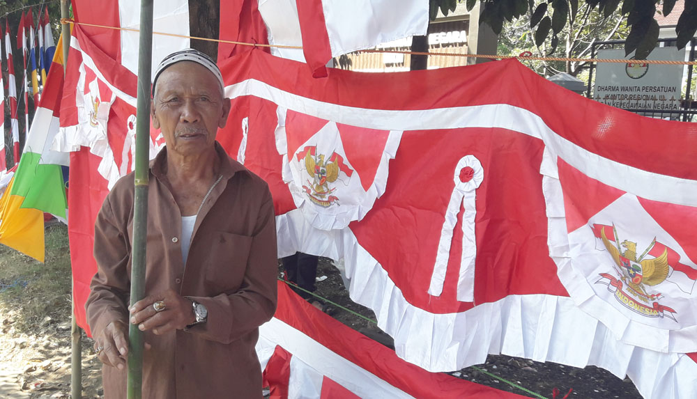 pak-senem-kuli-cangkul-asal-garut-yang-berjualan-bendera-dan-bambu-di-jalan-surapati_20170731_160548.jpg