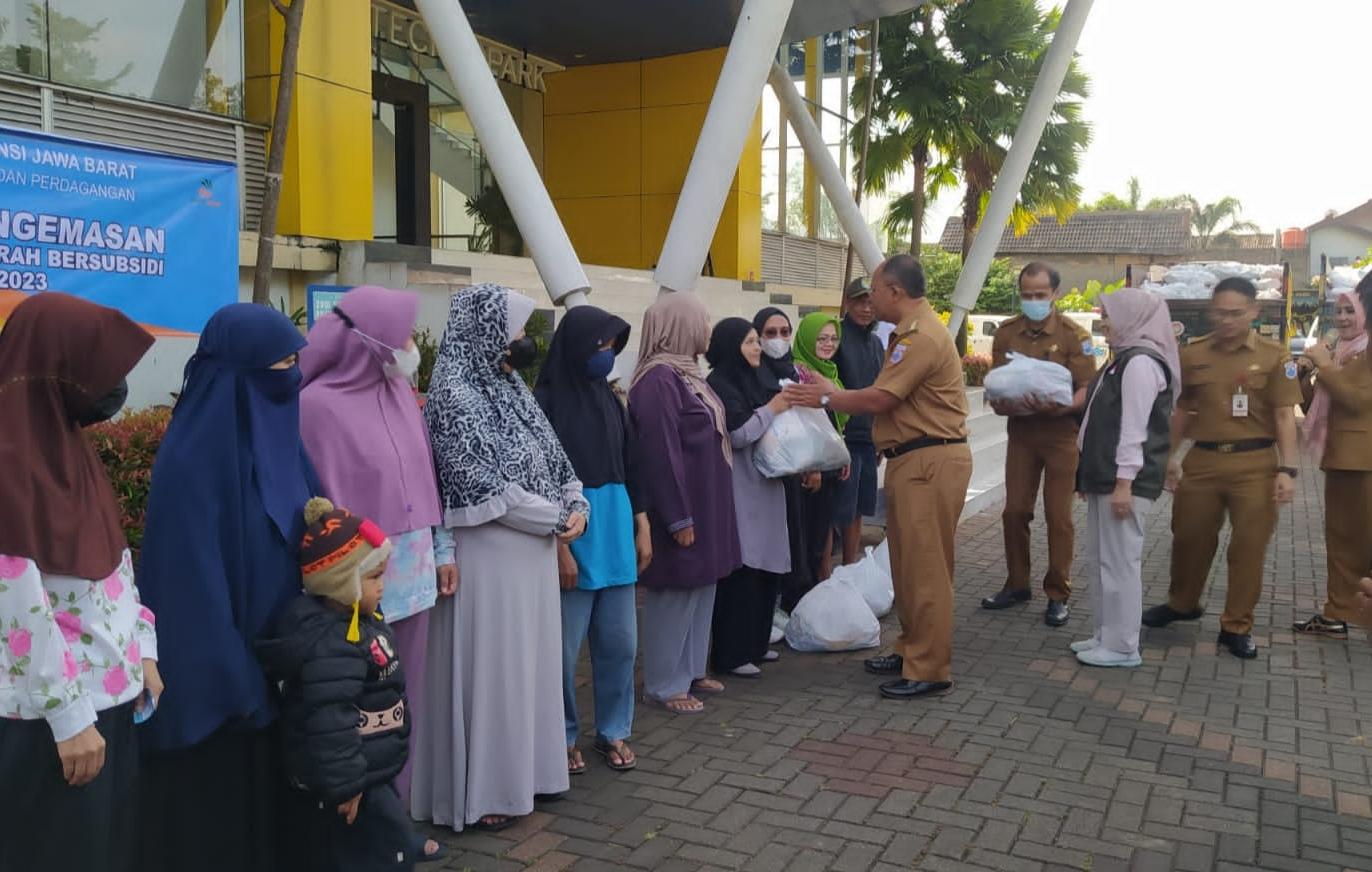Ribuan Paket Sembako Murah di Cimahi Disebar ke Warga Kurang Mampu Saat Harga di Pasar Mahal