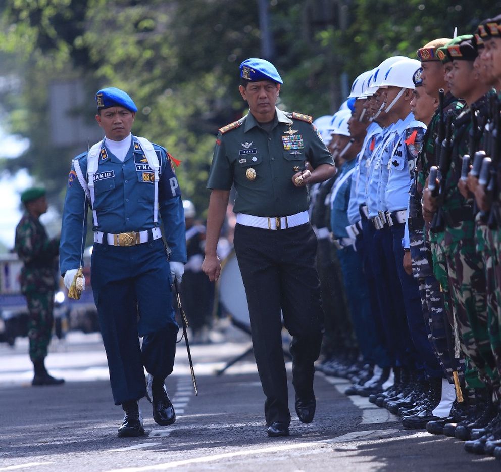 pangdam-iii-siliwangi-mayjen-tni-doni-monardo-periksa-pasukan_20180201_131115.jpg