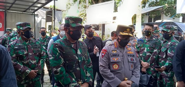 panglima-tni-dan-kapolri-menyapa-warga-isoman.jpg