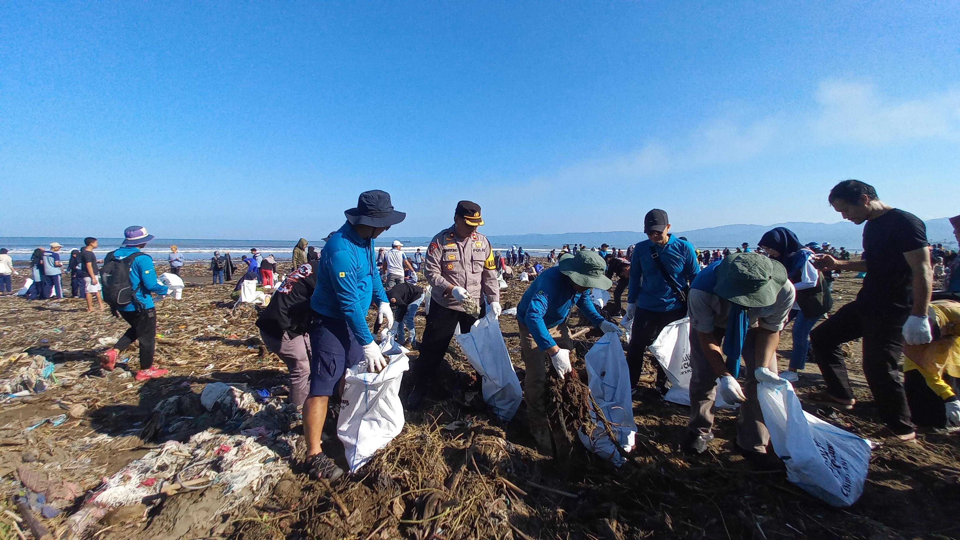 Atasi Sampah di Best Beachbreak Selancar Sukabumi, Pemda dan PLTU Berkolaborasi